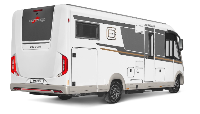 Ein modernes, weißes teilintegriertes Wohnmobil mit grauen und goldenen Details, großen Seitenfenstern, Staufächern und einem Carthago-Logo am Heck. Dieses stilvolle Reisemobil ist auf einem schlichten Hintergrund geparkt.