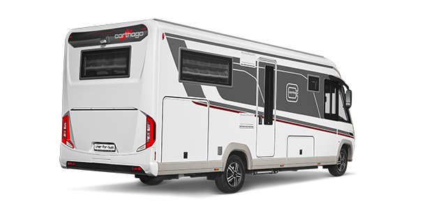 Ein weiß-graues Wohnmobil mit schwarzen und roten Akzenten wird aus der hinteren Seitenansicht gezeigt, mit großen Fenstern, einer Tür auf der rechten Seite und einem Carthago-Logo auf der Rückseite.