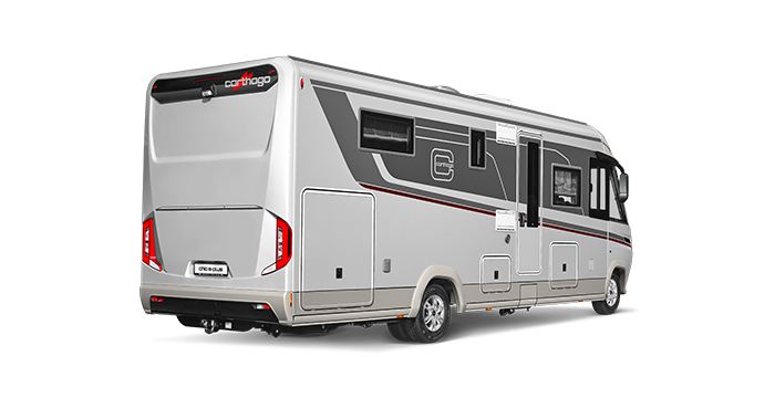 Ein modernes silbernes Wohnmobil mit schwarzen und roten Akzenten, dargestellt von hinten auf weißem Hintergrund. Das Fahrzeug verfügt über große Fenster, Ablagefächer und ein schlankes, stromlinienförmiges Design.