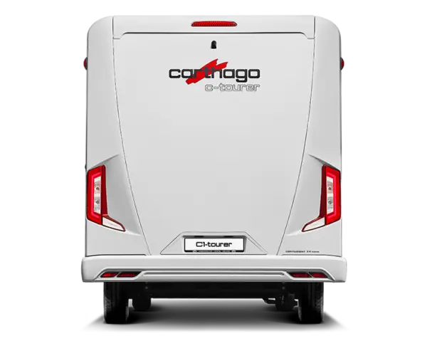 Rückansicht eines weißen Carthago c-tourer-Reisemobils mit rotem und schwarzem Schriftzug, vertikalen Rückleuchten und einem Kennzeichen mit der Aufschrift C-tourer.