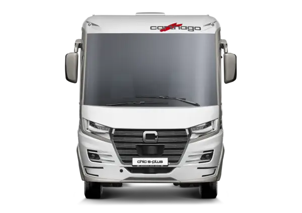 Frontansicht eines weißen Carthago chic s plus-Reisemobils mit großer Windschutzscheibe, Seitenspiegeln, Scheinwerfern und Kühlergrill sowie dem Carthago-Logo und dem Modellnamen auf dem Nummernschild.