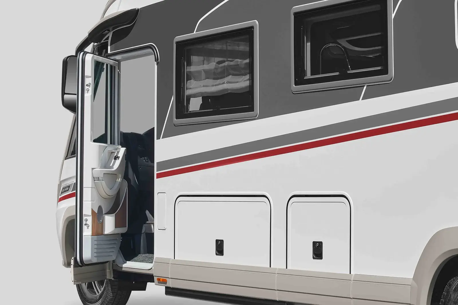 Ein modernes Wohnmobil mit schlankem Design, einer offenen Seitentür, getönten Scheiben und Staufächern an der unteren Seitenwand.