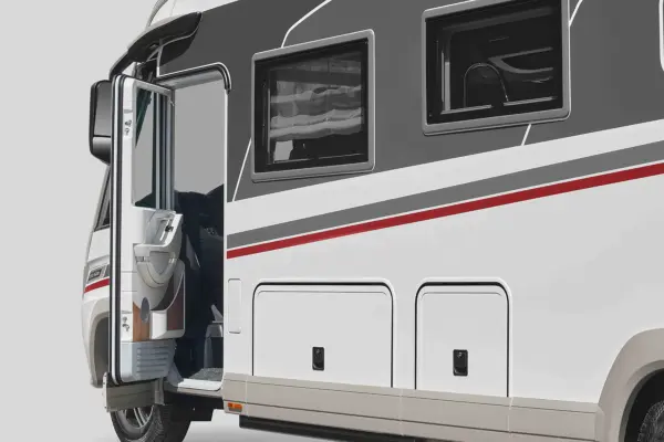 Ein modernes Wohnmobil mit schlankem Design, einer offenen Seitentür, getönten Scheiben und Staufächern an der unteren Seitenwand.
