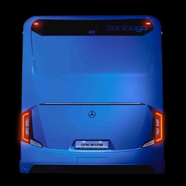 Die Rückansicht eines modernen blauen Busses mit beleuchteten roten Rücklichtern, dem Mercedes-Logo in der Mitte, dem Carthago-Schriftzug oben rechts und dem schicken e-line auf dem Nummernschildbereich. Der Bus ist auf schwarzem Hintergrund abgebildet.