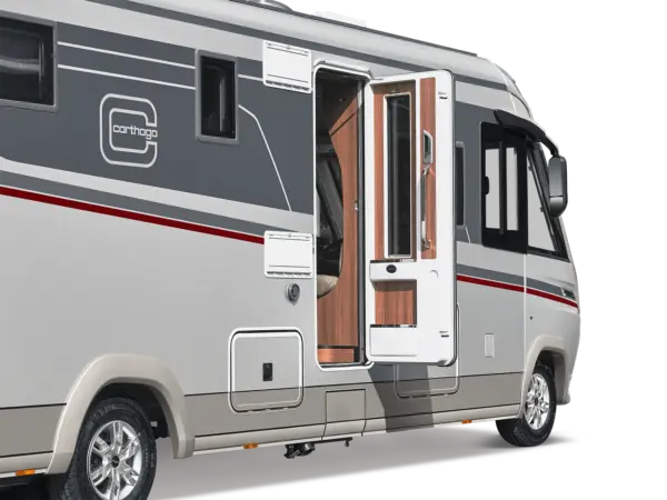Ein modernes Carthago Chic S Plus Wohnmobil mit einer teilweise geöffneten Seitentür, die einen Blick in den Innenraum freigibt. Das graue Äußere weist rote und weiße Streifen, Fenster und ein Staufach auf.