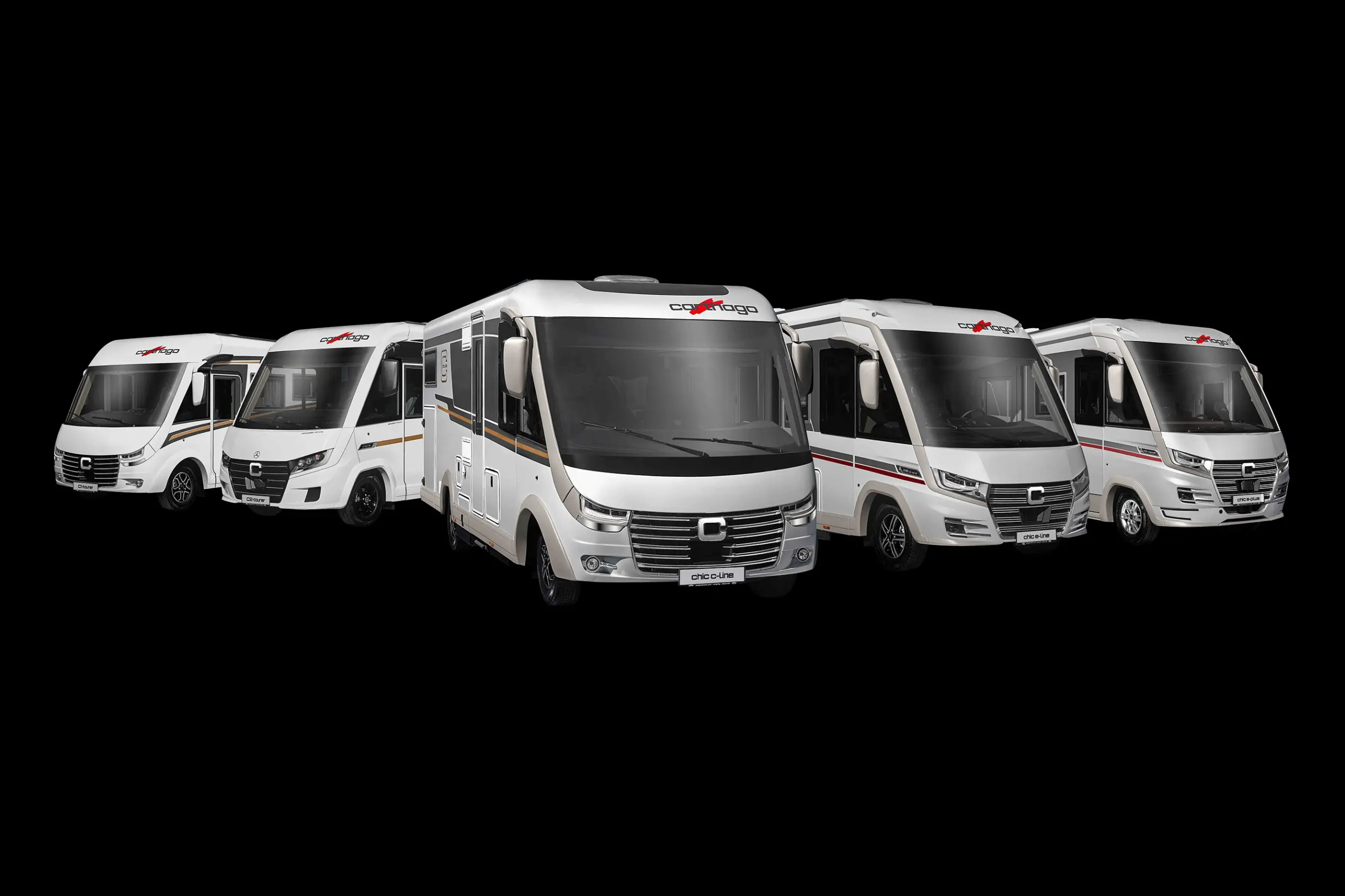 Fünf weiße Reisemobile sind in einer Reihe vor schwarzem Hintergrund angeordnet und zeigen verschiedene Modelle derselben Marke - bereit für Ihre wohnmobil Probefahrt und Ihr Abenteuer.