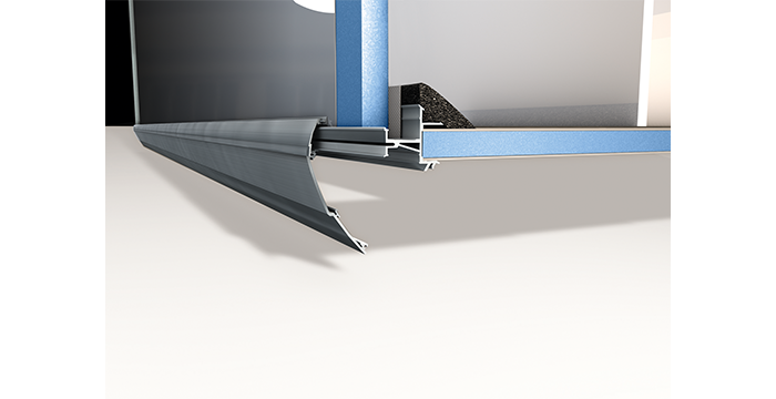 Un’immagine renderizzata in 3D mostra un primo piano di una soglia o di una striscia di raccordo in metallo, installata tra due rivestimenti del pavimento, con un taglio che permette di vedere la parte inferiore e i dettagli costruttivi.