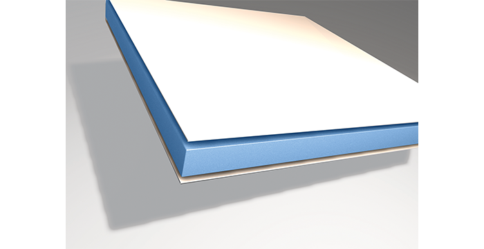 Primo piano di una lastra rettangolare inclinata, con bordi blu e lato superiore bianco, che potrebbe rappresentare un pannello isolante o un materiale stratificato, su uno sfondo neutro con un’ombra visibile.
