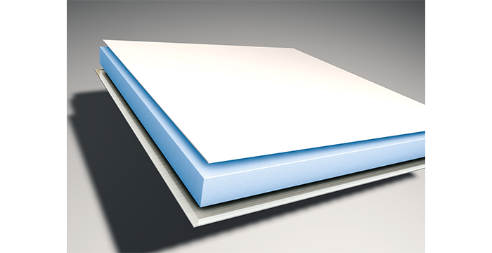 Rendering digitale di un pannello con tre strati visibili: uno strato superiore bianco, un nucleo isolante azzurro e uno strato inferiore grigio, leggermente distanziati l’uno dall’altro per illustrare meglio la struttura.