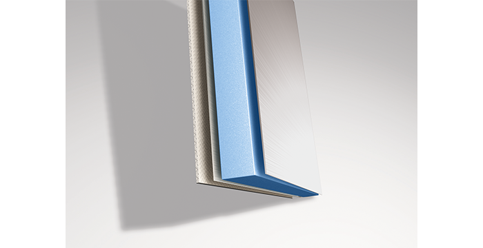 Primo piano di un pannello isolante per edifici con tre strati visibili: uno strato di fondo beige strutturato, un nucleo in espanso blu spesso e una superficie esterna bianca liscia, il tutto raffigurato davanti a uno sfondo grigio chiaro.