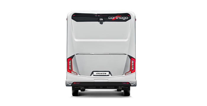 Vue arrière d’un camping-car Carthago blanc rehaussé de touches rouges et noires, doté de feux arrière verticaux et d’une plaque d’immatriculation portant l’inscription « chic e-line » sur fond blanc.