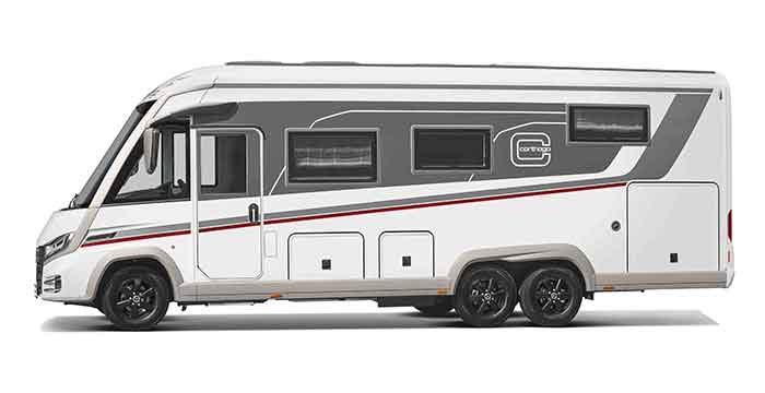 Un camping-car moderne, blanc et gris, avec des roues noires, de grandes baies latérales et des détails élégants rouges et gris, vu de profil sur fond blanc.