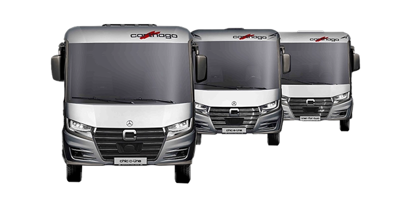 Drei silberne Wohnmobile, fachmännisch gefertigt im karosseriebau wohnmobil Design, sind nebeneinander geparkt, mit Blick nach vorne. Die Fahrzeuge haben große Windschutzscheiben und das Carthago Logo über der Windschutzscheibe.