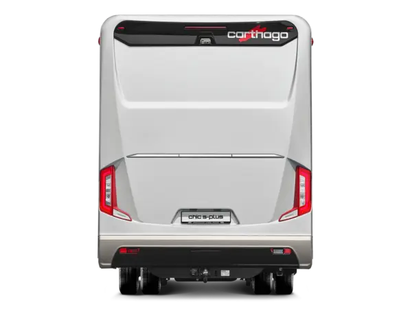 Die Heckansicht eines weißen Carthago Chic S Plus Wohnmobils mit modernen roten Rückleuchten, einem zentralen Nummernschild mit der Aufschrift Chic S Plus und dem Carthago Logo oben rechts.