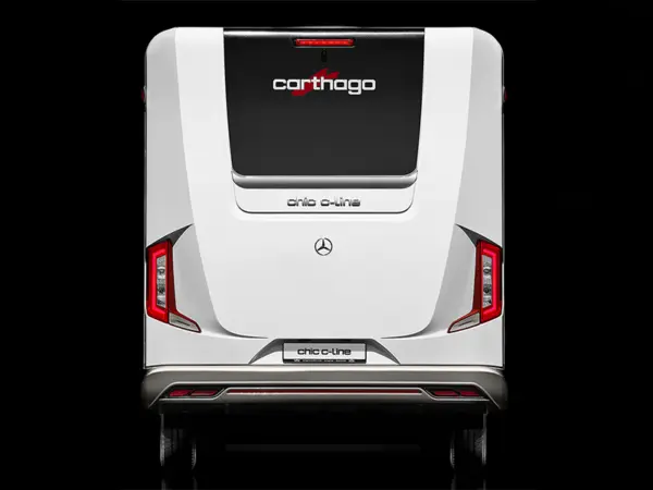 Rückansicht eines weißen Carthago chic c line Reisemobils mit Mercedes-Benz Logo, modernen Rückleuchten und dem Carthago Markennamen auf dem oberen Fenster vor einem schwarzen Hintergrund.