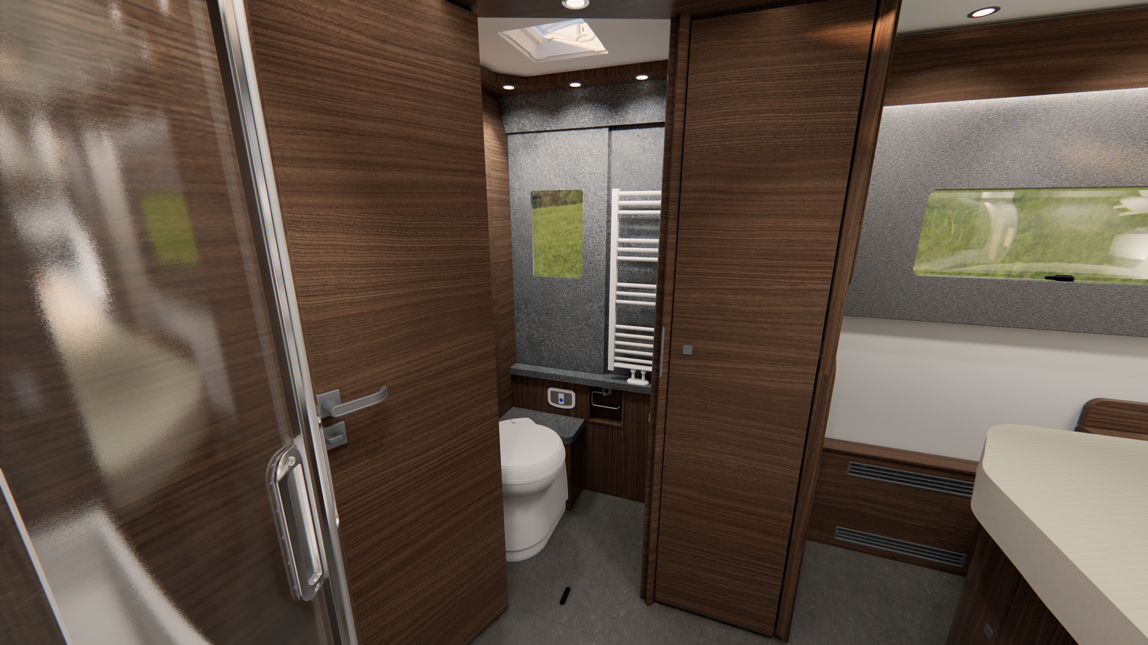 Modernes Wohnmobil-Badezimmer mit Holzvertäfelung, einer weißen Toilette, einem Handtuchhalter, einem Spiegel, einem kleinen Fenster und einer Arbeitsplatte mit Stauraumschränken.