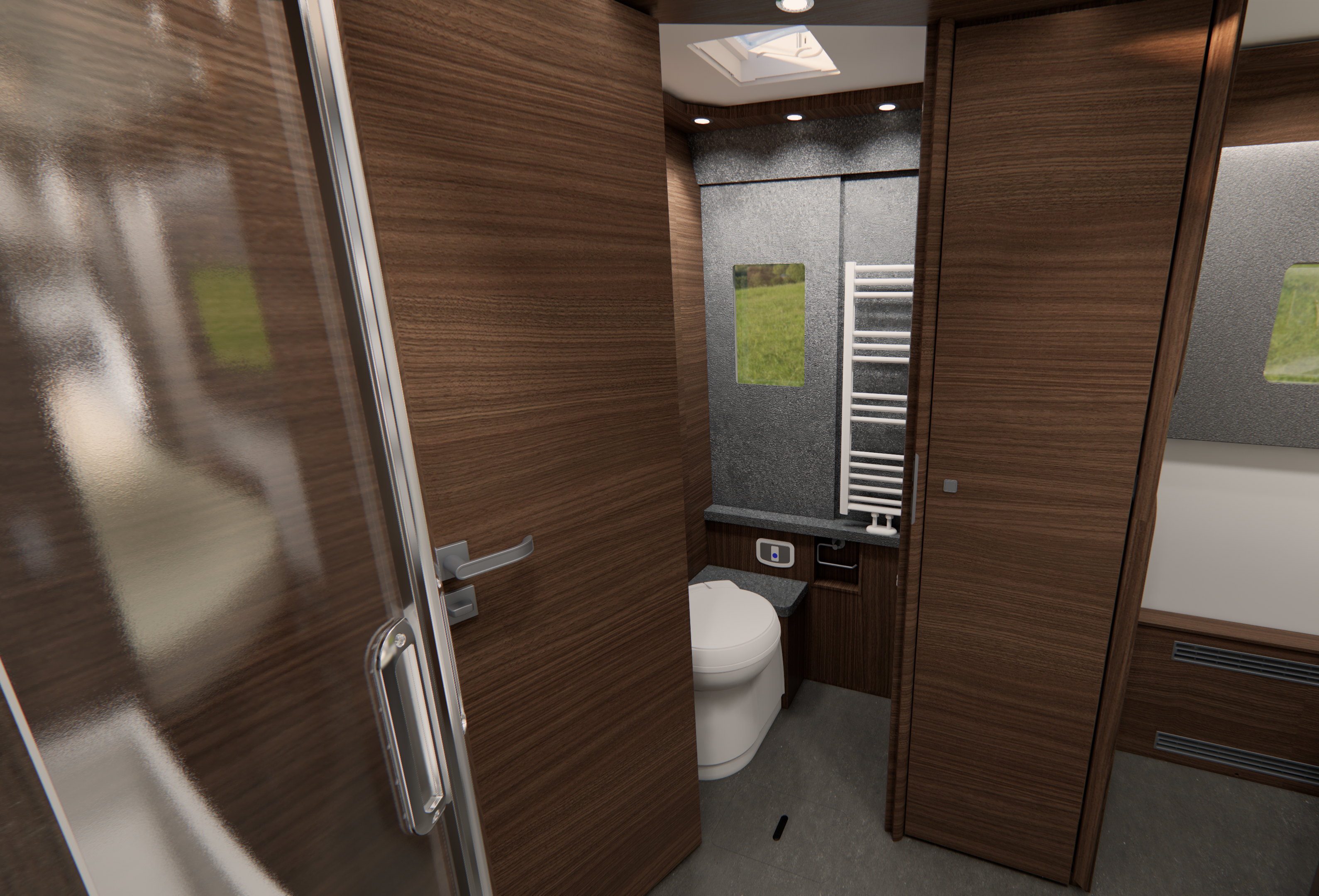 Modernes Wohnmobil-Badezimmer mit Holzvertäfelung, einer weißen Toilette, einem Handtuchwärmer, einem kleinen Fenster und Deckenleuchten. Eine Tür mit Türgriff steht einen Spalt breit offen und gibt den Blick auf den sauberen und kompakten Raum frei.