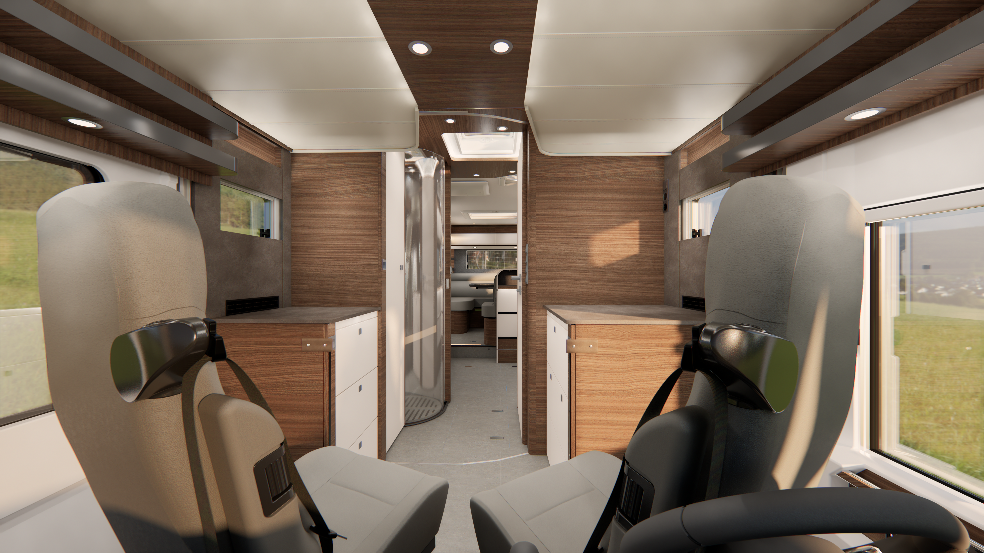 Blick ins Innere eines modernen Wohnmobils, zu sehen sind zwei Vordersitze, Holzvertäfelungen, Stauschränke und der Wohnbereich mit einem Tisch und Fenstern im Hintergrund.