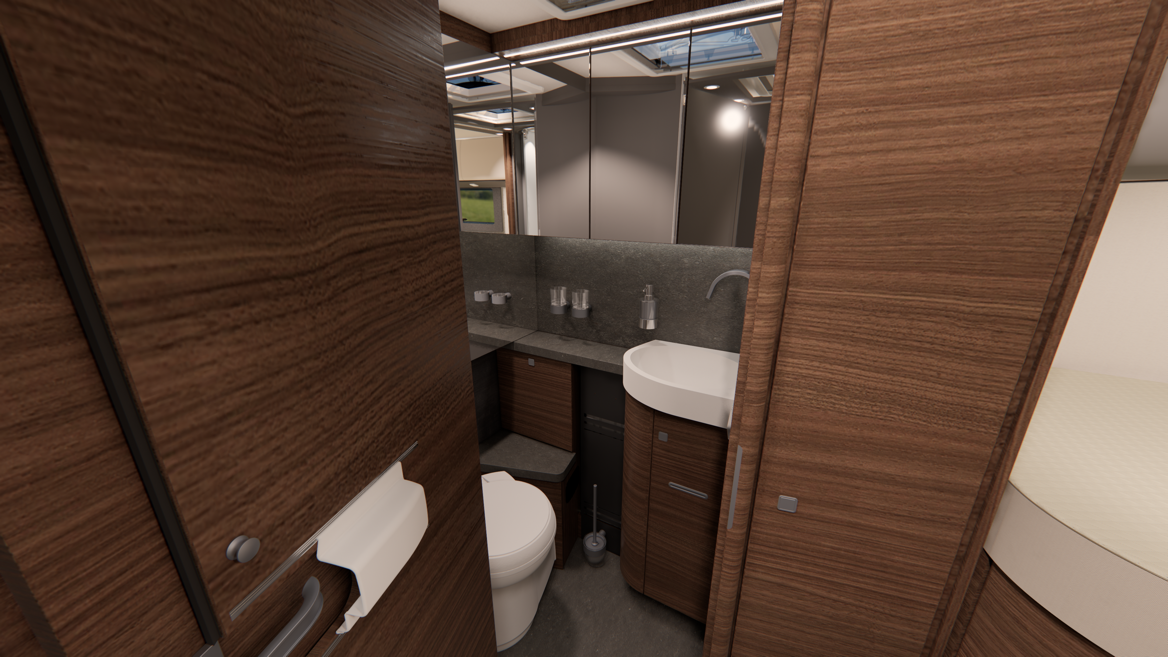 Modernes Wohnmobil-Badezimmer mit Holzschränken, einem Waschbecken mit Spiegel, einer Toilette und Stauraum. Durch die Tür auf der rechten Seite ist ein Bett zu sehen. Der Raum ist kompakt und gut beleuchtet.
