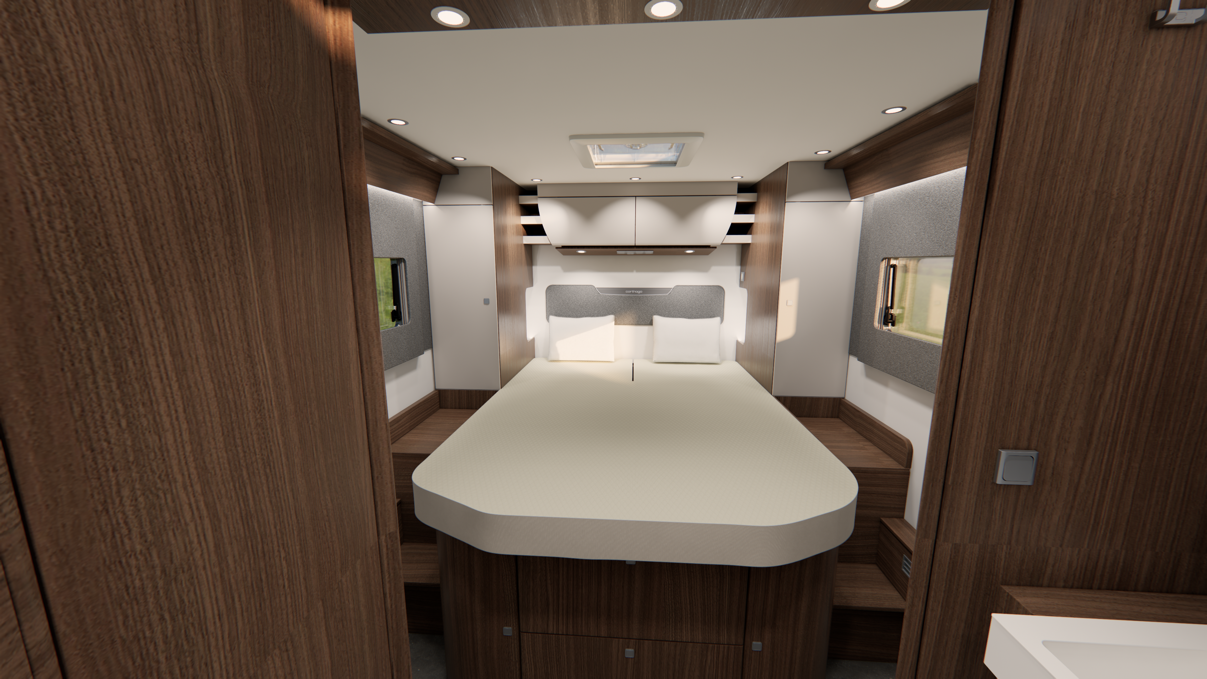 Ein modernes Wohnmobil-Schlafzimmer mit einem großen Bett, zwei Kissen, holzvertäfelten Wänden, Einbauregalen, Deckenleuchten und kleinen Fenstern auf beiden Seiten, durch die Tageslicht hereinfällt.