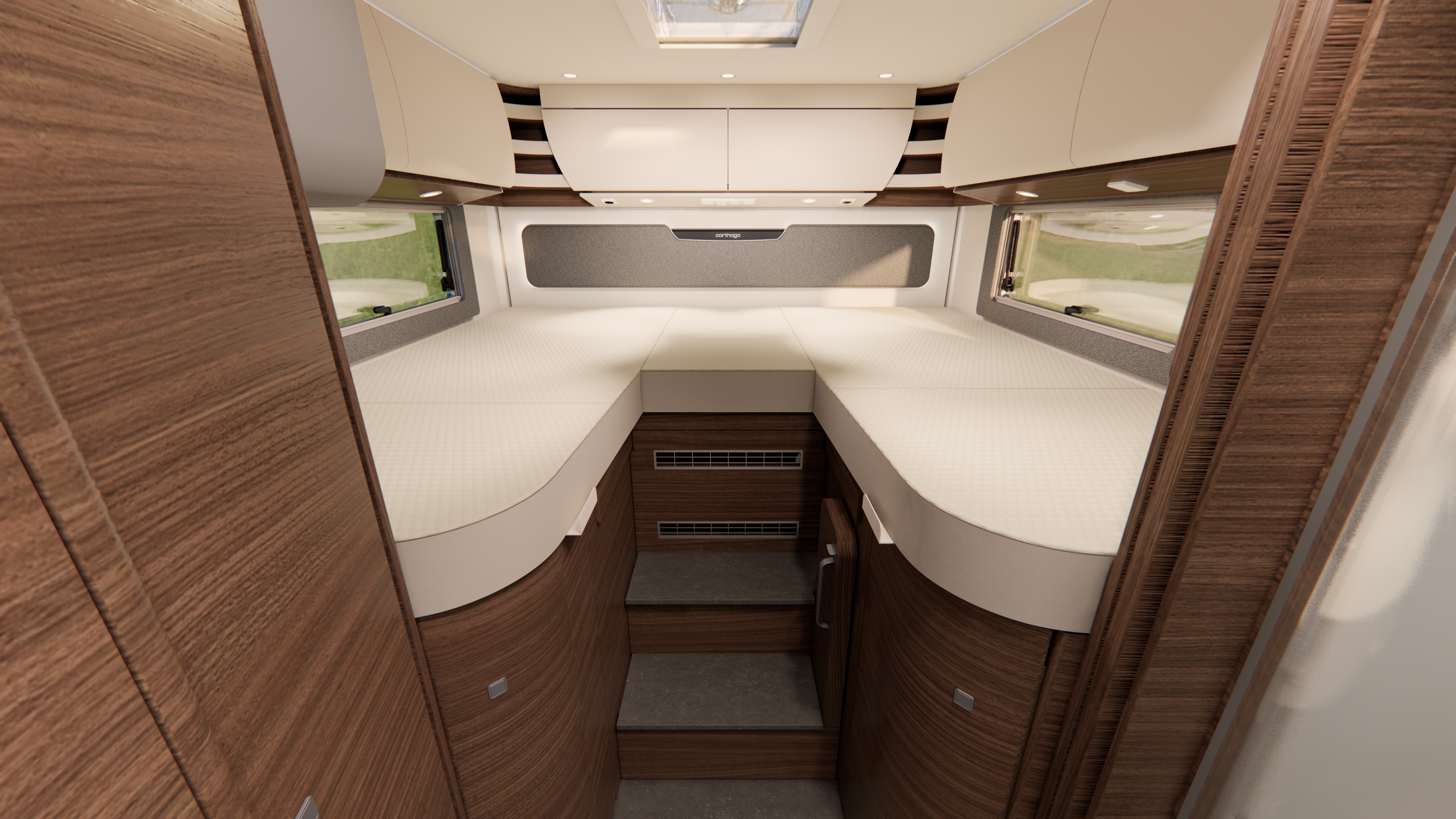 Innenraum eines modernen Wohnmobils mit Doppelbett, holzvertäfelten Wänden, Hängeschränken, Seitenfenstern und einer Treppe, die zum Schlafbereich führt.