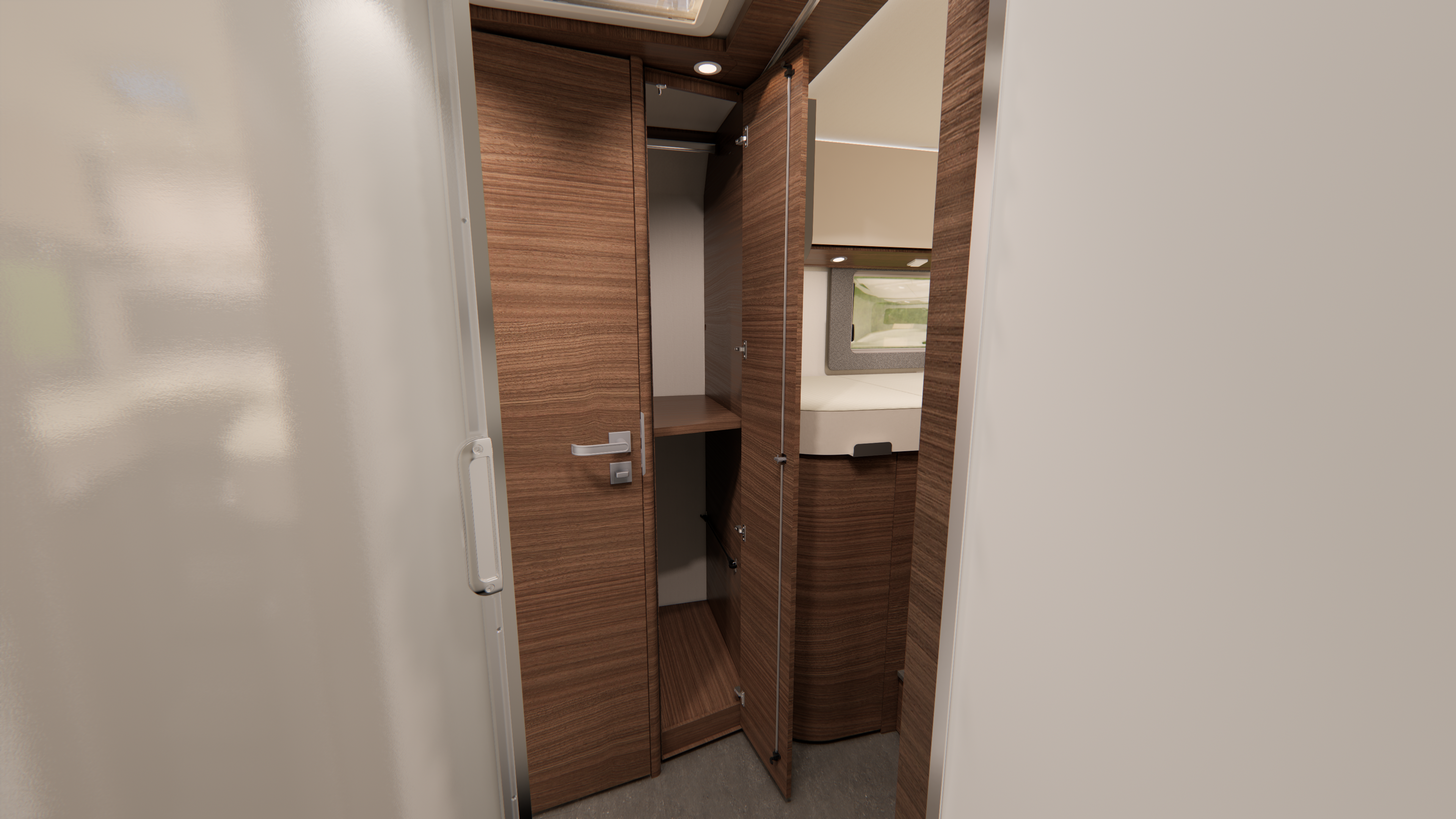Ein Holzschrank mit zwei offenen Türen gibt den Blick auf die Regale im Inneren frei. An der Schranktür sind ein Spiegel und ein kleines Regal mit einer Schublade angebracht. Die Szene scheint sich im Inneren eines Wohnmobils oder eines kompakten Wohnraums abzuspielen.