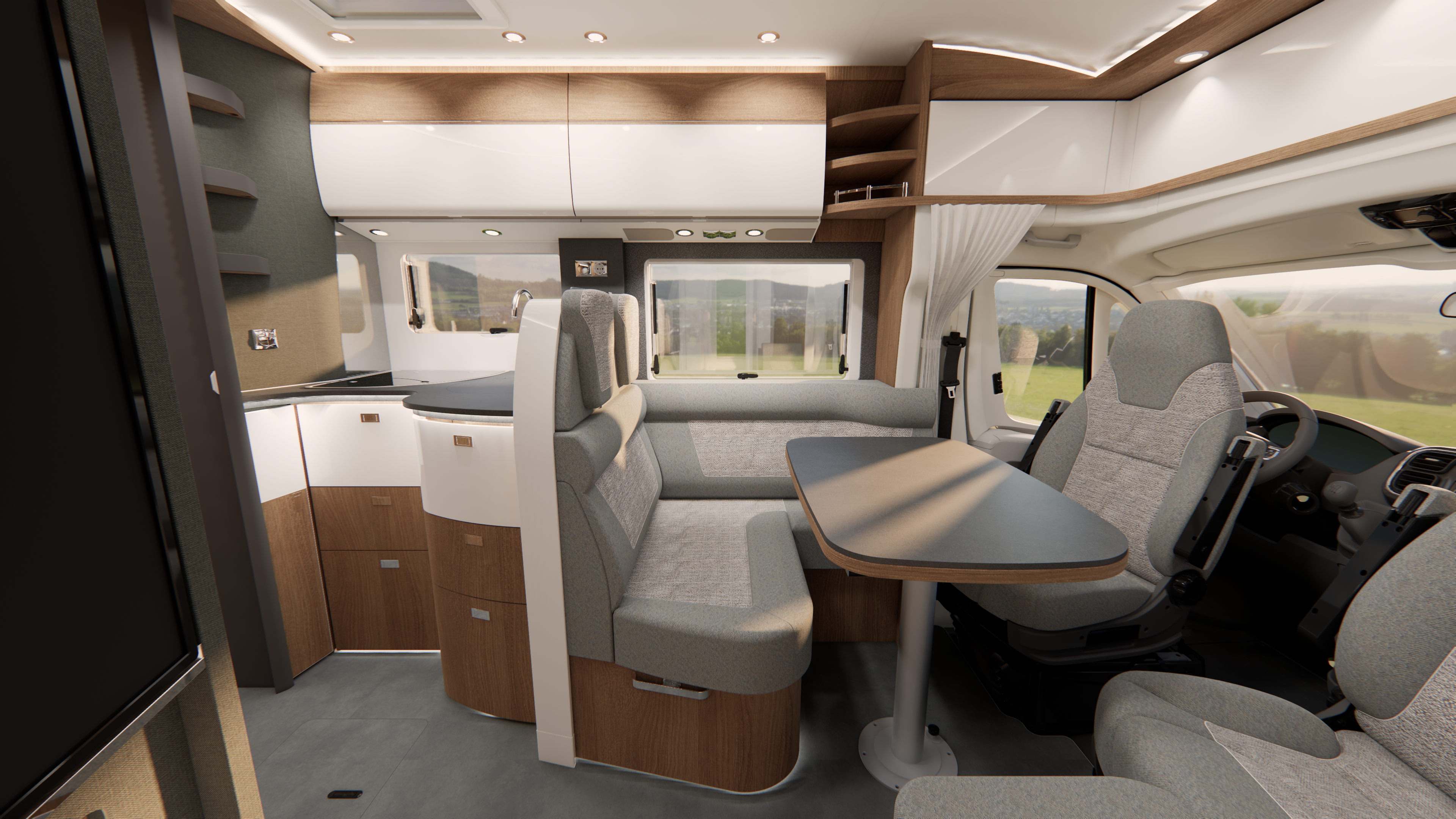 Moderner Wohnmobil-Innenraum mit grauen Sitzen, einem Esstisch, Schränken aus Holz und in Weiß sowie Fenstern, durch die man die Landschaft draußen sehen kann. Der Raum wirkt aufgeräumt, hell und übersichtlich und besticht durch ein gemütliches und funktionales Design.