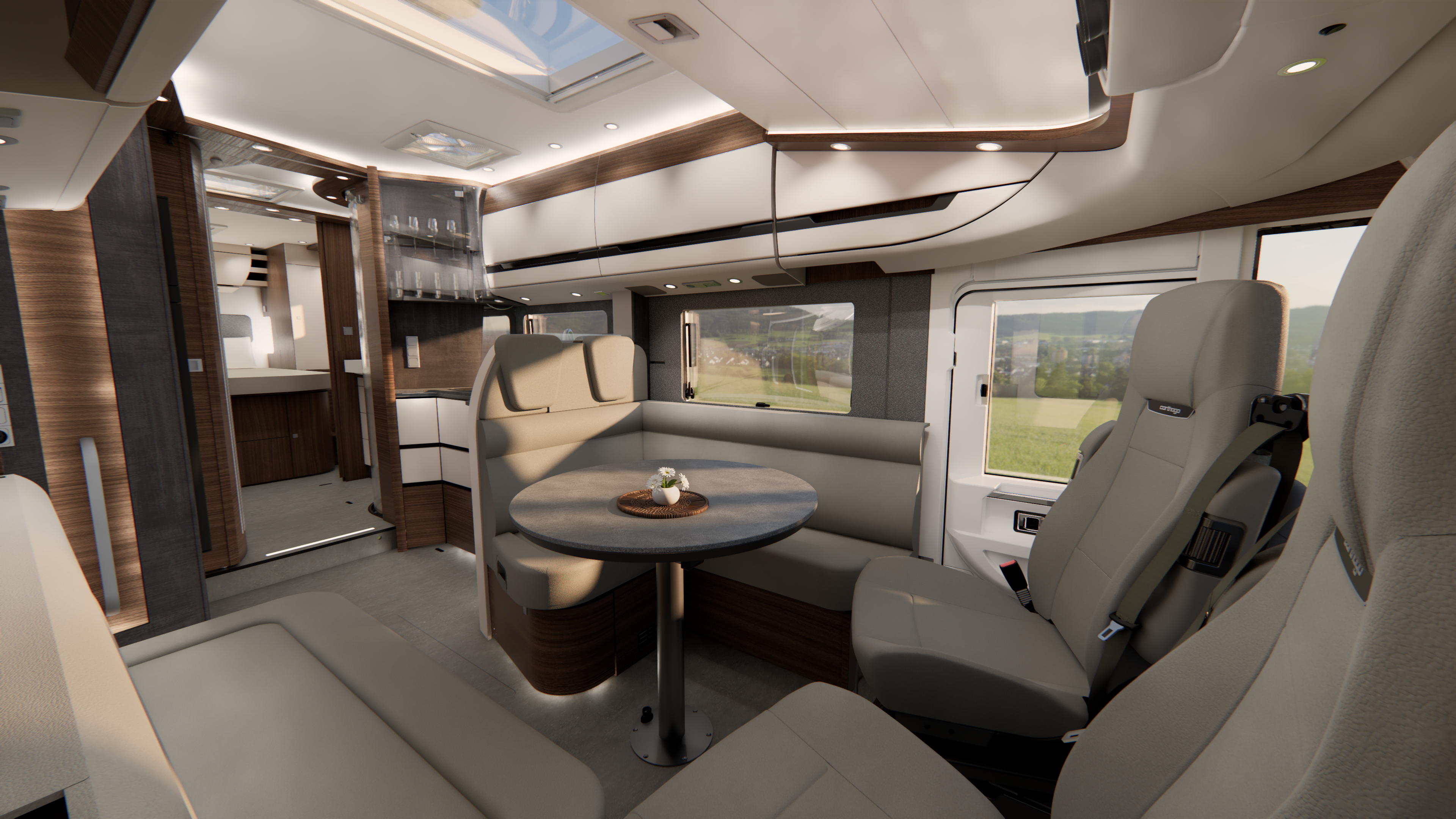 Moderne Wohnmobil-Innenausstattung mit beigen Sitzgelegenheiten, rundem Tisch, großen Fenstern, Akzenten aus Holzvertäfelungen und Deckenbeleuchtung. Im Hintergrund ist der Küchenbereich zu sehen. Durch das Oberlicht und die Fenster strömt natürliches Licht herein.