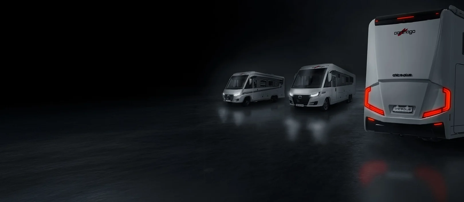 Auf einer glänzenden, dunklen Fläche sind drei Wohnmobile zu sehen, von denen zwei nach vorne und eines mit dem Heck zur Kamera gerichtet ist, sodass dessen beleuchtete Rückleuchten zu sehen sind. Der Hintergrund ist schwarz und minimalistisch gestaltet.