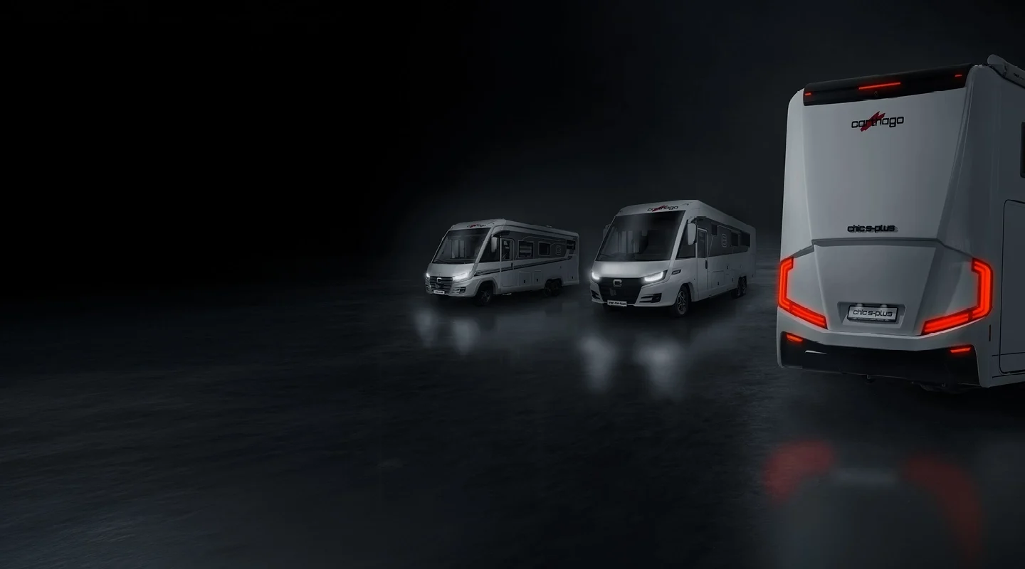 Auf einer glänzenden, dunklen Fläche sind drei Wohnmobile zu sehen, von denen zwei nach vorne und eines mit dem Heck zur Kamera gerichtet ist, sodass dessen beleuchtete Rückleuchten zu sehen sind. Der Hintergrund ist schwarz und minimalistisch gestaltet.