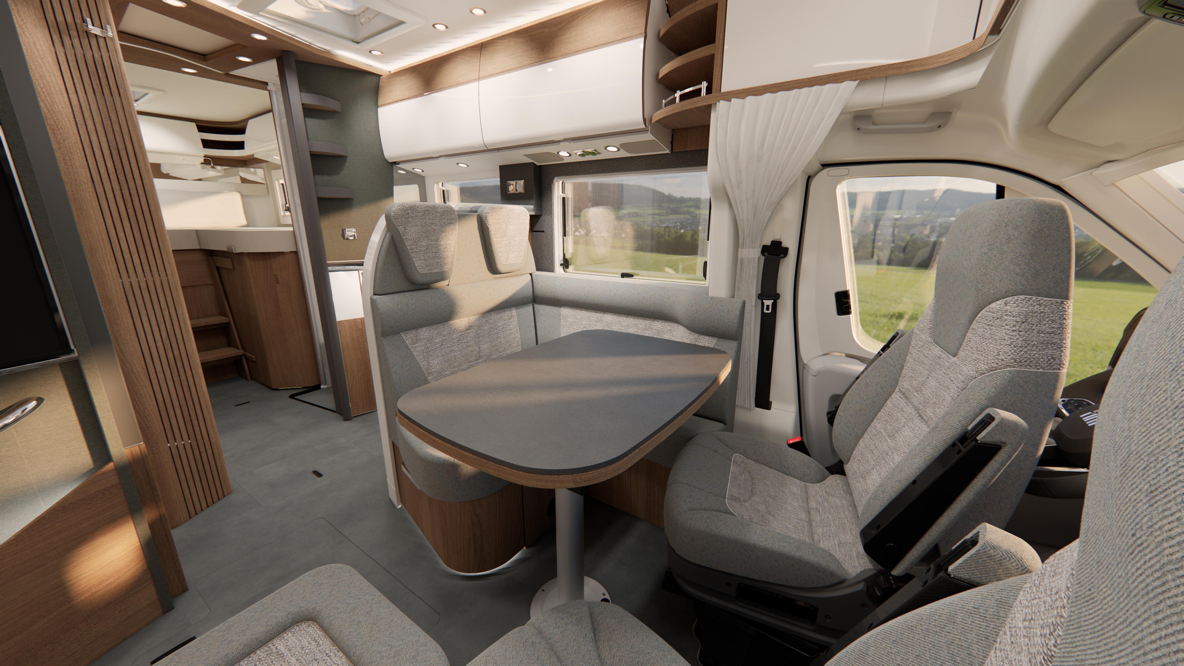 Moderne Wohnmobil-Innenausstattung mit grauen Polstersitzen, Esstisch, Stauraum an der Decke und großen Fenstern. Natürliches Licht durchflutet den Raum und bringt die Holzakzente sowie die aufgeräumte, großzügige Raumaufteilung besonders gut zur Geltung. Draußen ist eine grüne Landschaft zu sehen.