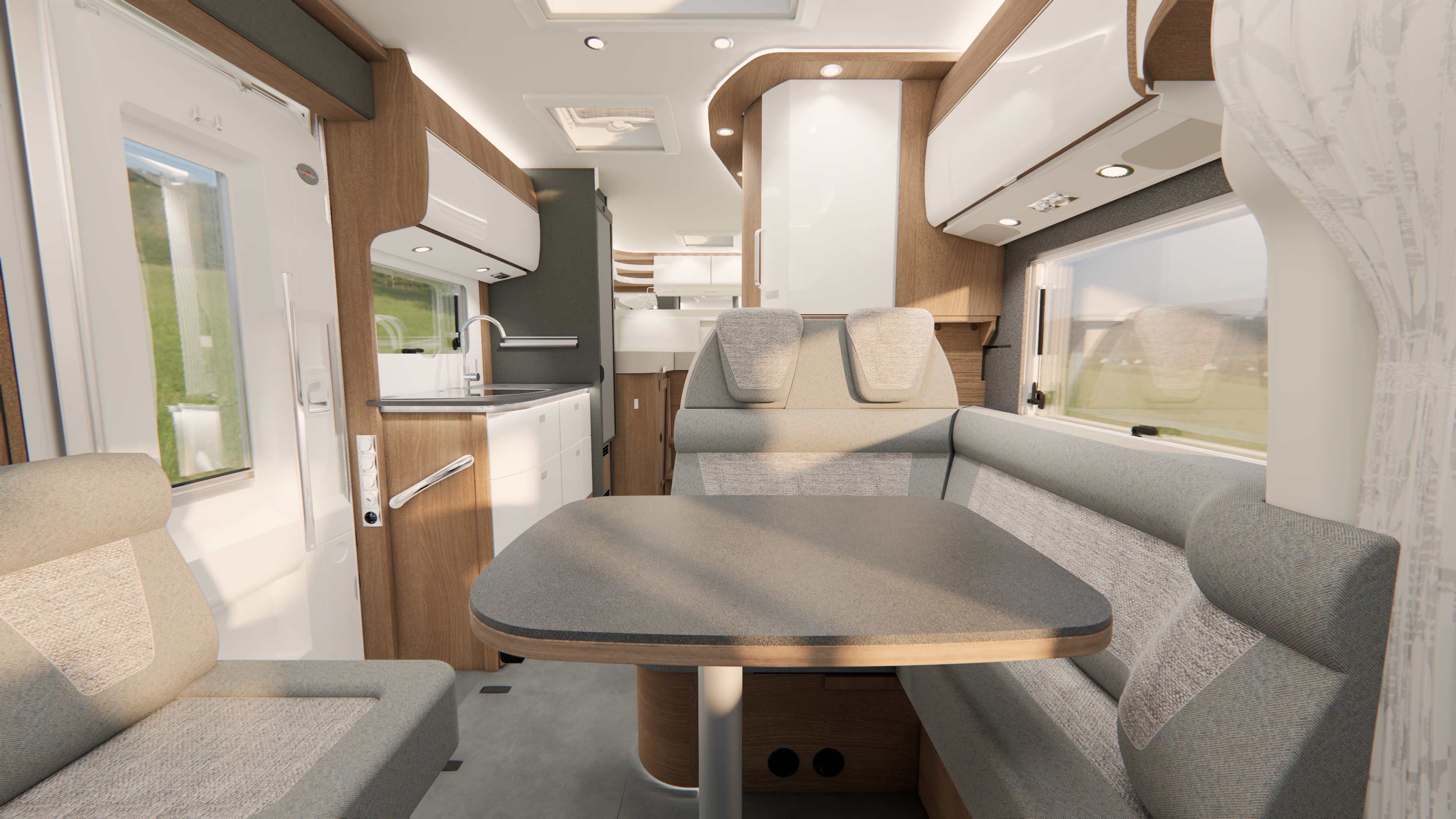 Moderner Wohnmobil-Innenraum mit hellen Holzschränken, grauen Polstersitzgelegenheiten rund um einen Esstisch, einem kleinen Küchenbereich mit Spüle und großen Fenstern, durch die Tageslicht hereinströmt. Der Raum wirkt aufgeräumt und gut organisiert.