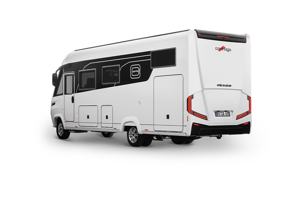 Ein weißes Wohnmobil mit schwarzen Akzenten ist von hinten links zu sehen; es verfügt über große Fenster, Staufächer und das Carthago-Logo auf der Rückseite.