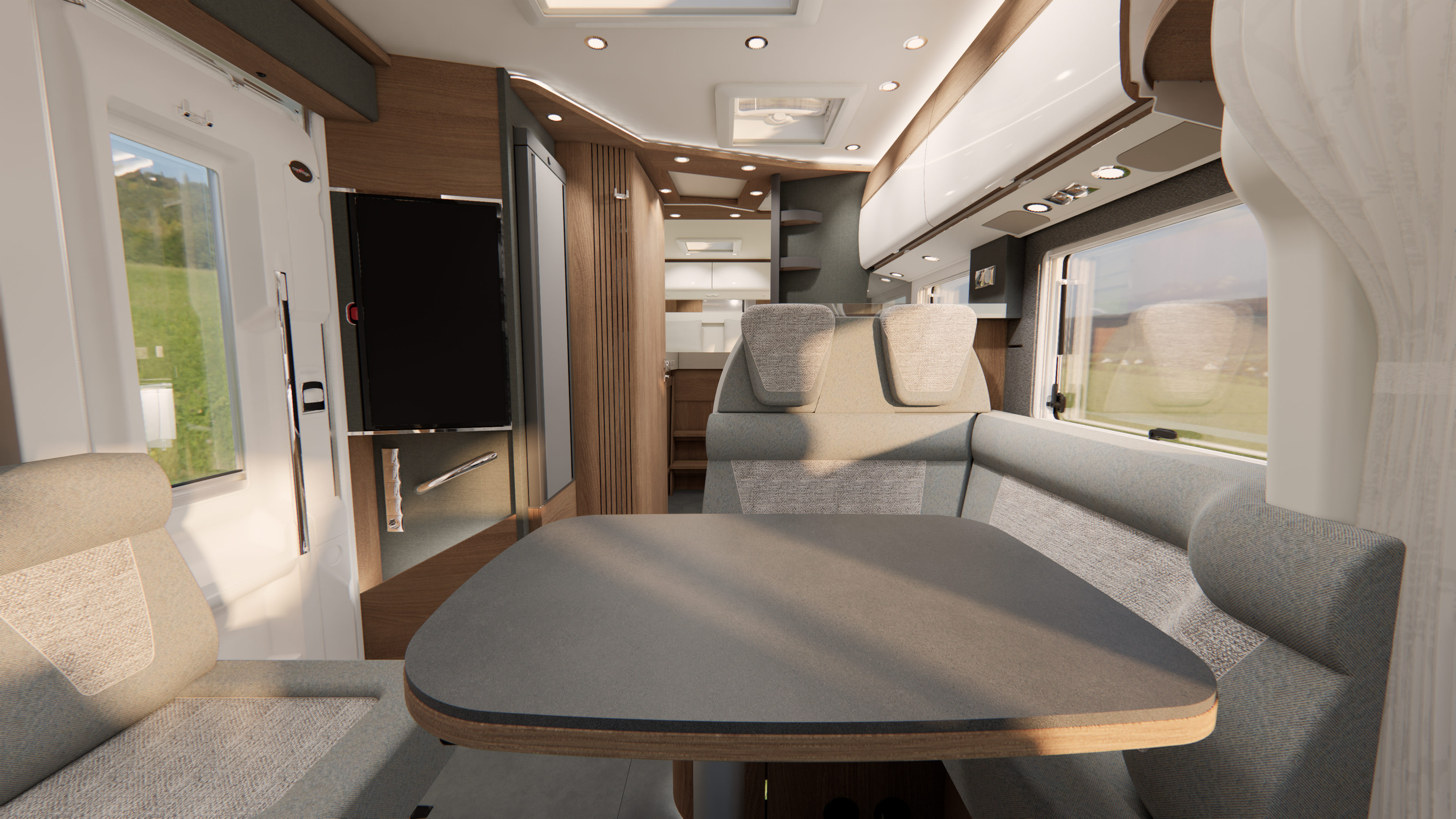 Moderne Wohnmobil-Innenausstattung mit grauen Polstersitzgelegenheiten rund um einen Esstisch, großen Fenstern mit Vorhängen, Holzschränken und hellem Tageslicht. Der Blick reicht bis in den hinteren Küchenbereich.