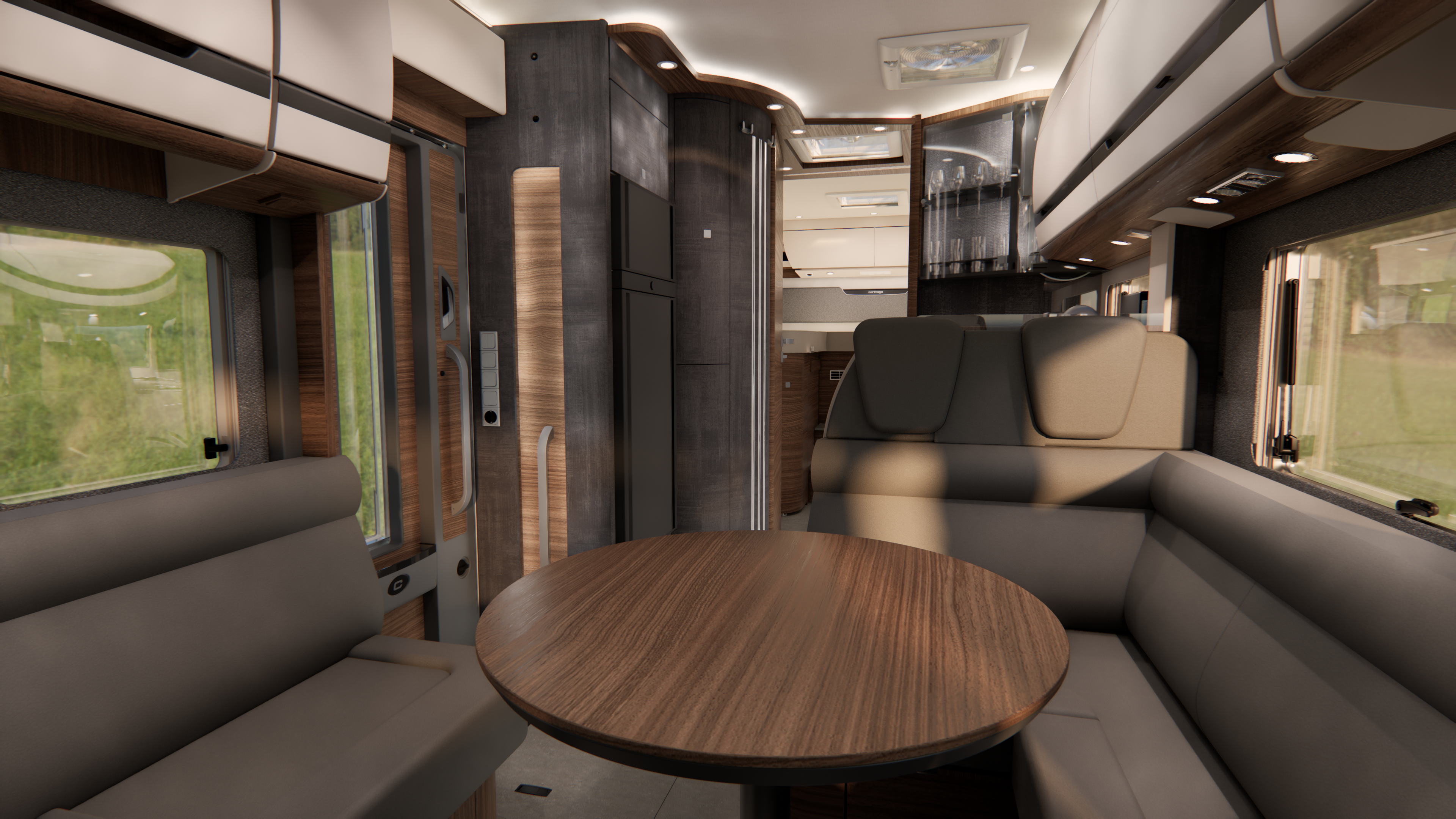 Moderner Wohnmobil-Innenraum mit einem runden Holztisch, gepolsterten Sitzgelegenheiten, Holzschränken und großen Fenstern, durch die Tageslicht hereinströmt. Der Raum wirkt gemütlich und hell und besticht durch ein elegantes, zeitgemäßes Design.