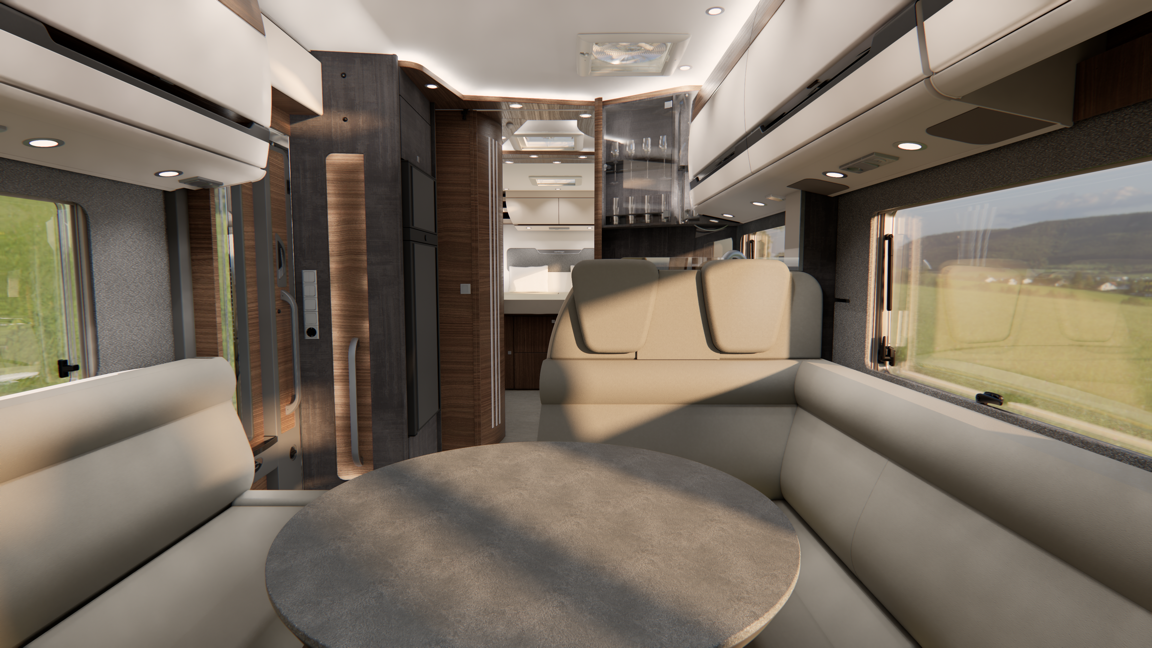 Moderne Wohnmobil-Innenausstattung mit einem runden Tisch, beigen Sitzgelegenheiten, Hängeschränken und großen Fenstern, die einen malerischen Blick nach draußen bieten. Im Hintergrund ist der Küchenbereich mit Holzakzenten und Küchengeräten aus Metall zu sehen.