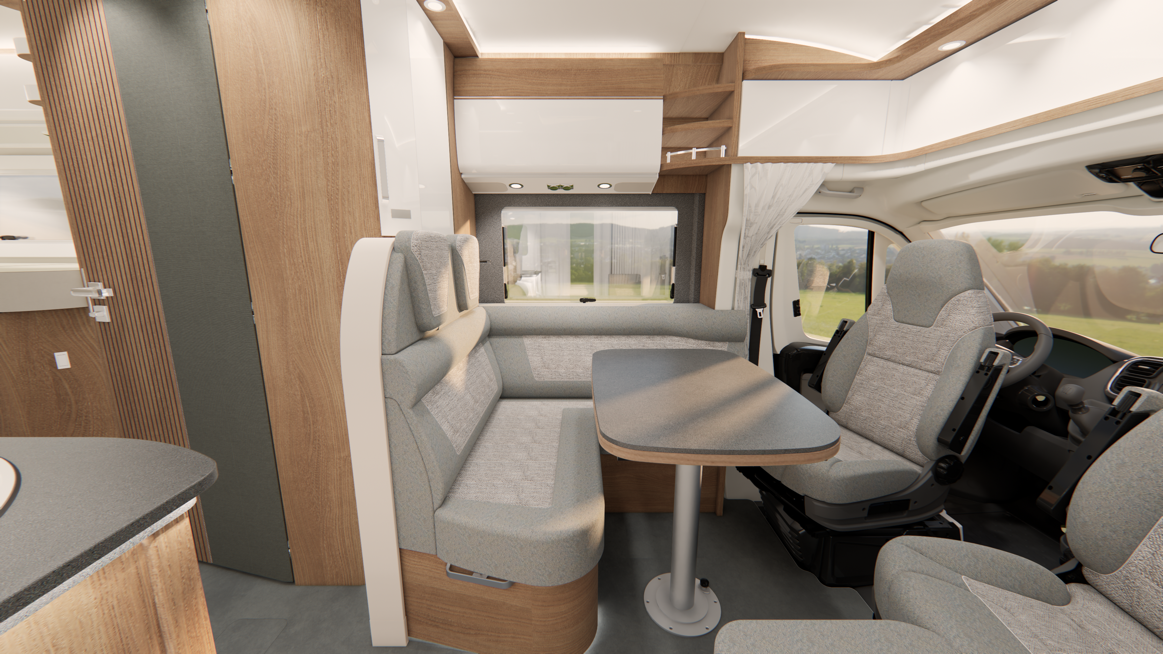 Moderner Wohnmobil-Innenraum mit grauen, gepolsterten Sitzbänken rund um einen Esstisch, Fahrer- und Beifahrersitzen, Holzvertäfelung und Stauraum an der Decke sowie großen Fenstern, die Tageslicht hereinlassen.