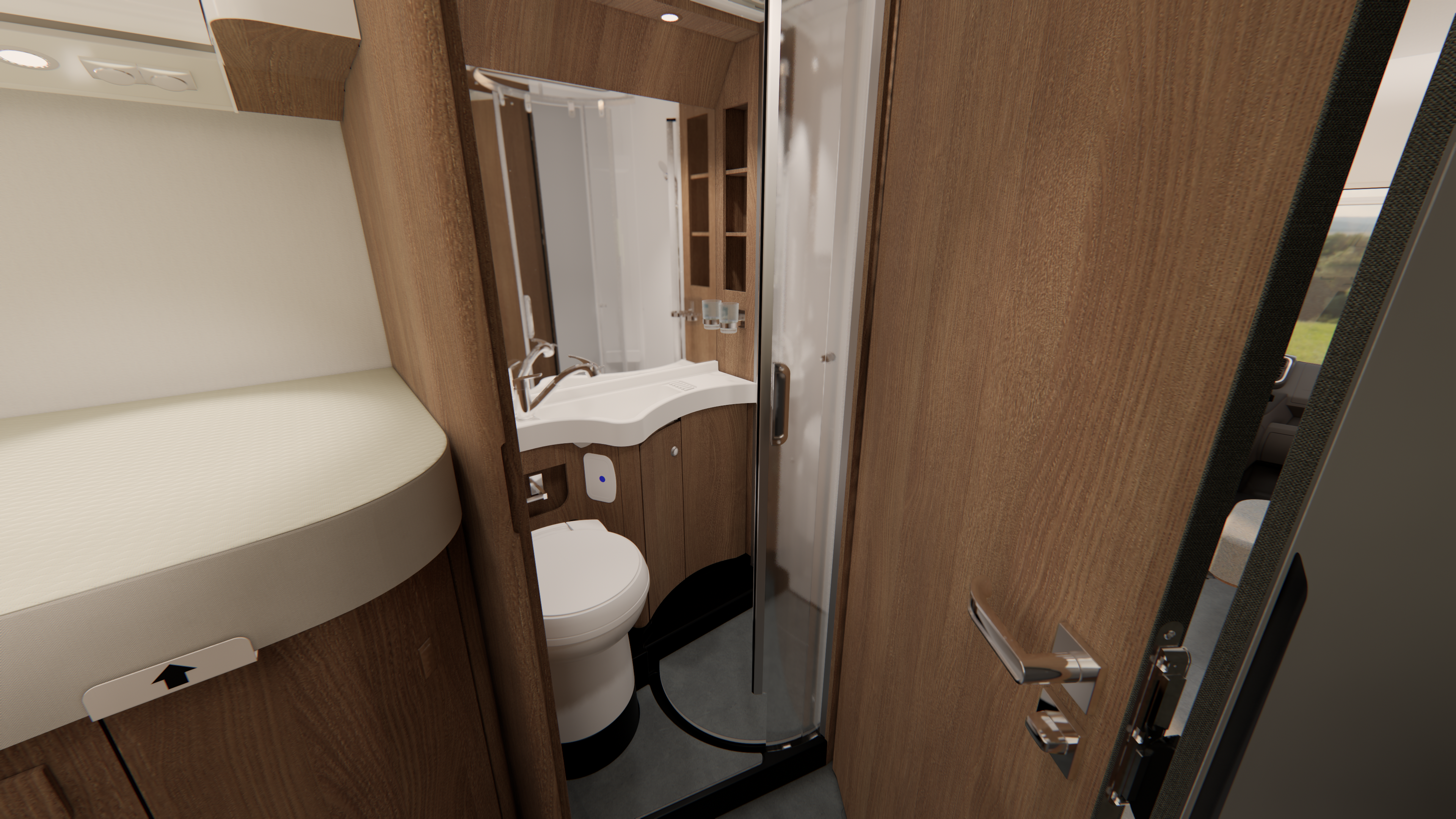 Kompaktes Wohnmobil-Badezimmer mit Holzvertäfelung, einer runden Toilette, einem weißen Waschbecken, einem Spiegelschrank und einer Duschkabinentür aus gebogenem Glas. Links und rechts sind Teile eines Bettes und des Flurs zu sehen.