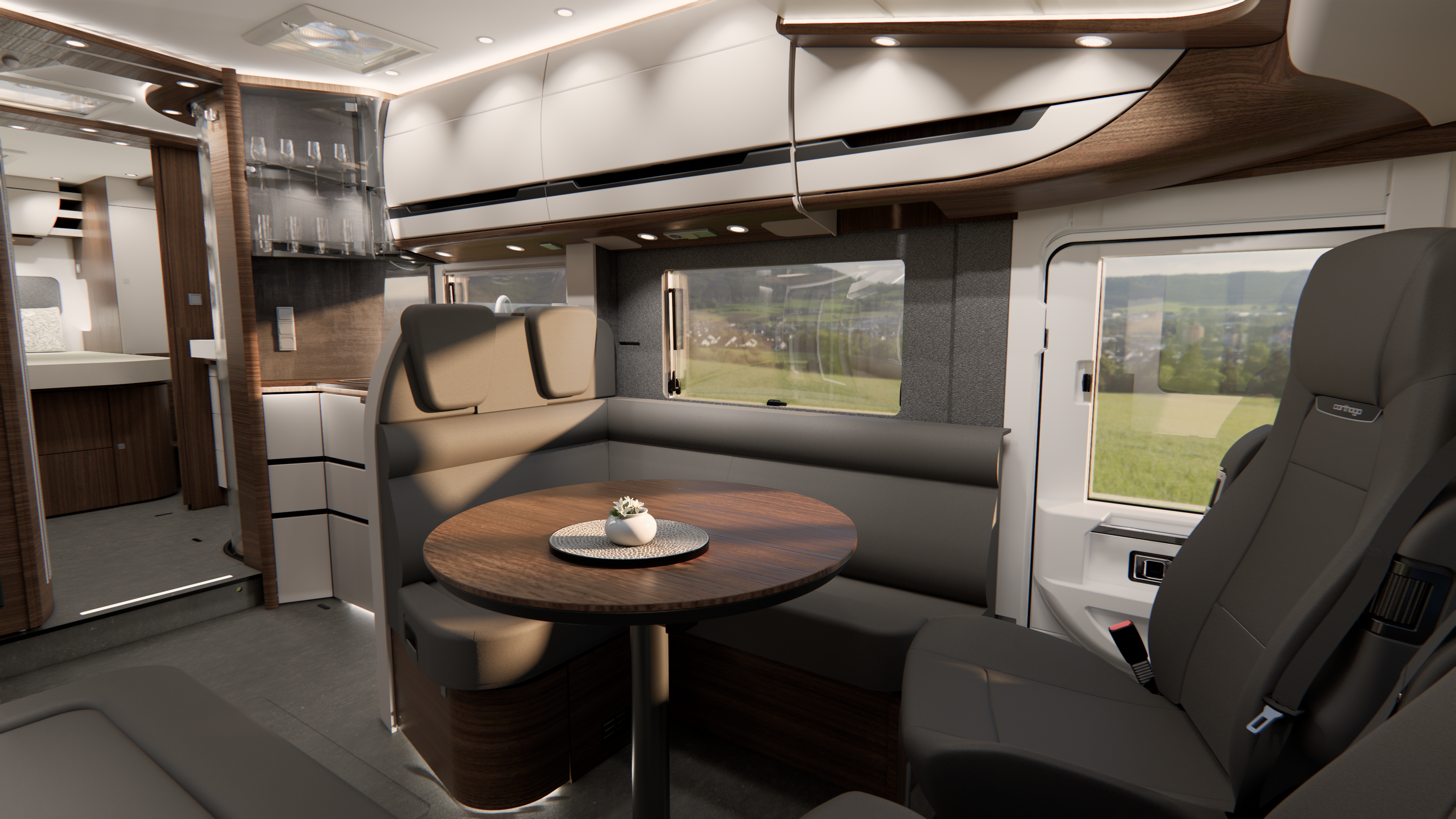 Moderne Wohnmobil-Innenausstattung mit einem runden Holztisch, grauen gepolsterten Sitzgelegenheiten, einer kleinen Pflanze als Tischdekoration, großen Fenstern und Hängeschränken. Hell und aufgeräumt mit freiem Blick nach draußen.