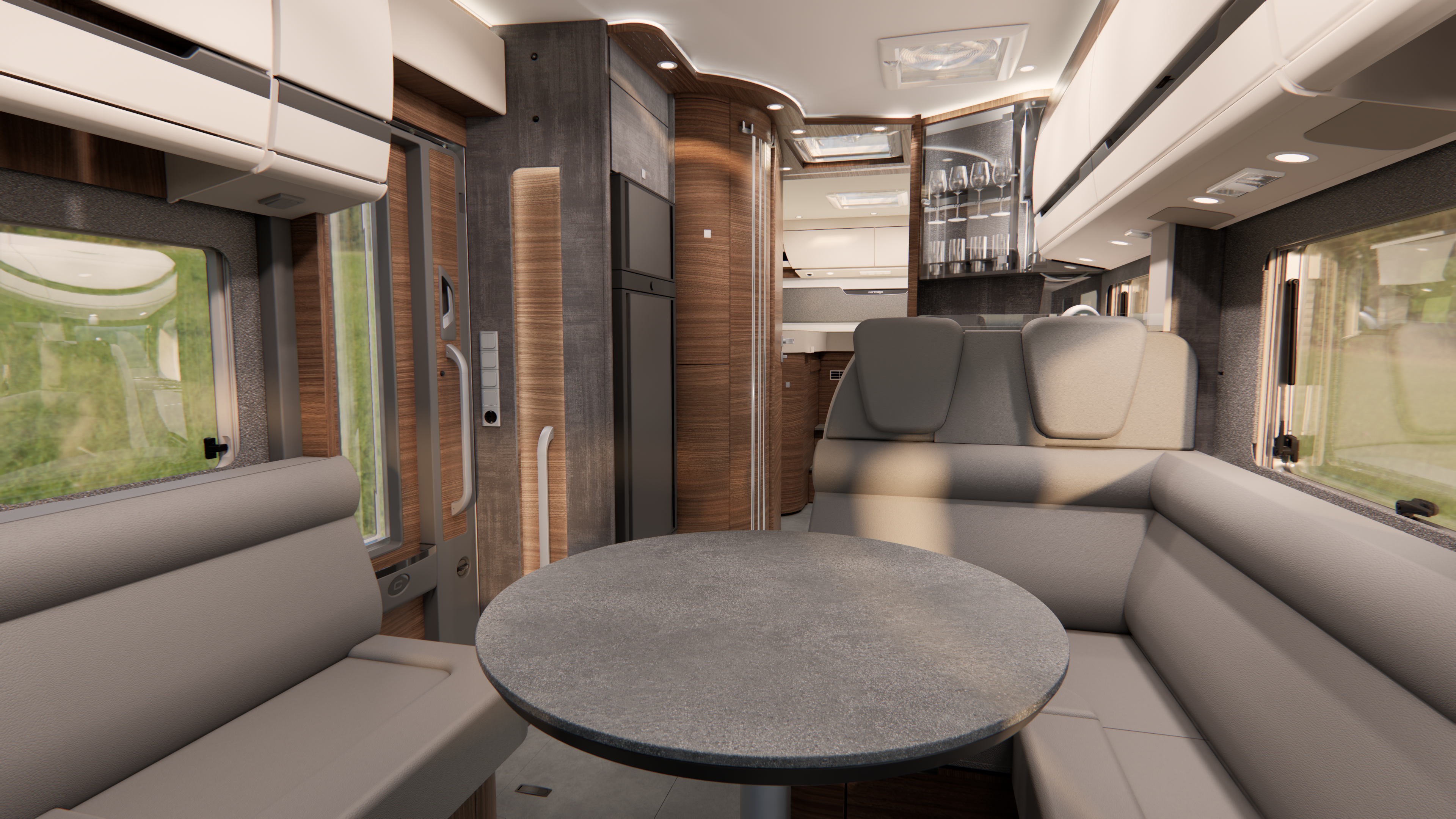 Moderner Wohnmobil-Innenraum mit hellgrauen Sitzgelegenheiten, einem runden Tisch, großen Fenstern und Holzvertäfelung. Der Blick richtet sich auf die Küche und den Schlafbereich im hinteren Teil. Der Raum ist hell und gut beleuchtet und besticht durch ein elegantes, zeitgemäßes Design.