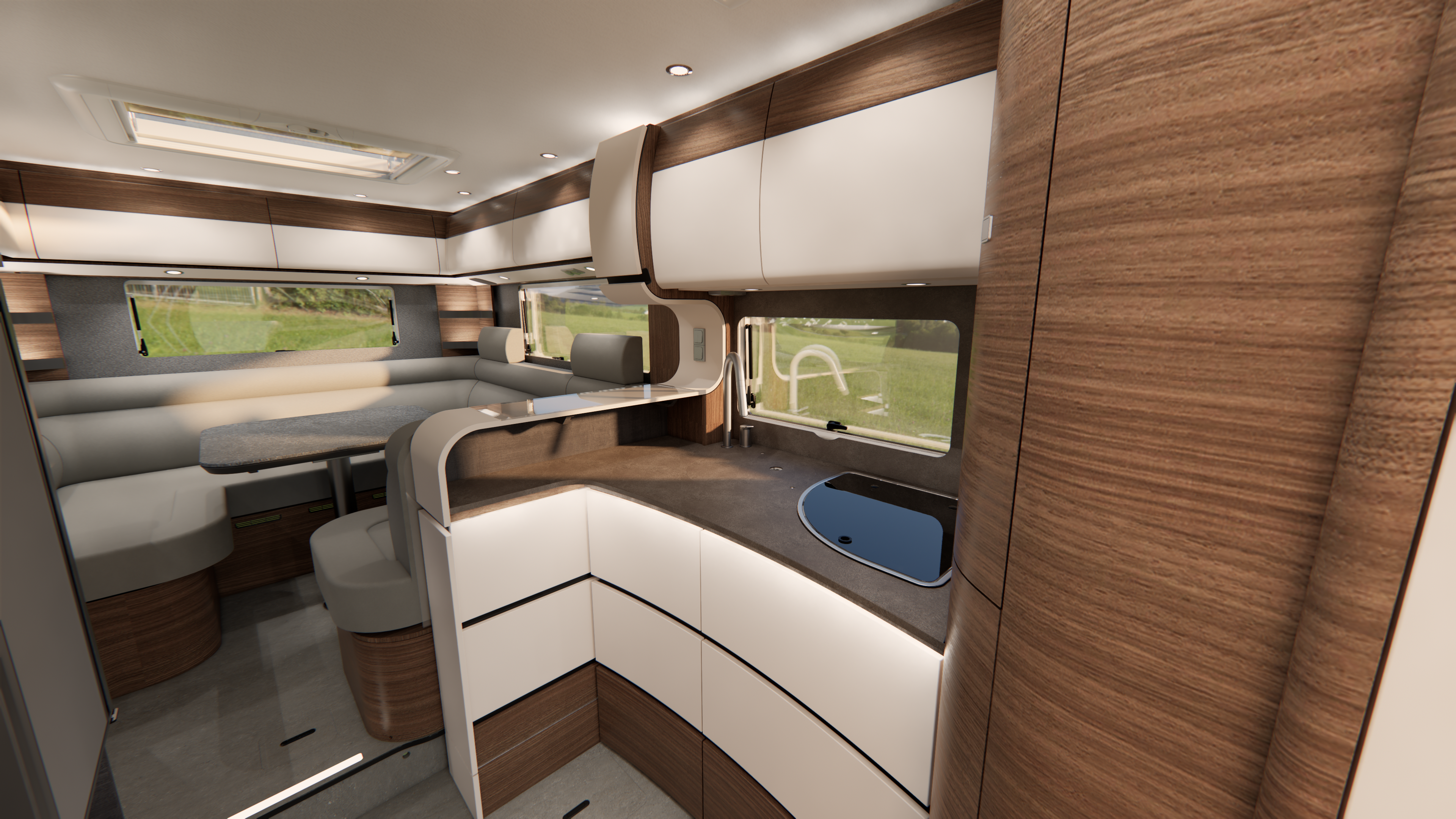 Moderner Wohnmobil-Innenraum mit Holz und weißen Schränken, einer kleinen Küchenzeile mit Spüle und Arbeitsfläche sowie einer gemütlichen Sitzecke in der Nähe großer Fenster, durch die man den Blick auf die grüne Landschaft genießen kann. Helles, elegantes und gut beleuchtetes Design.