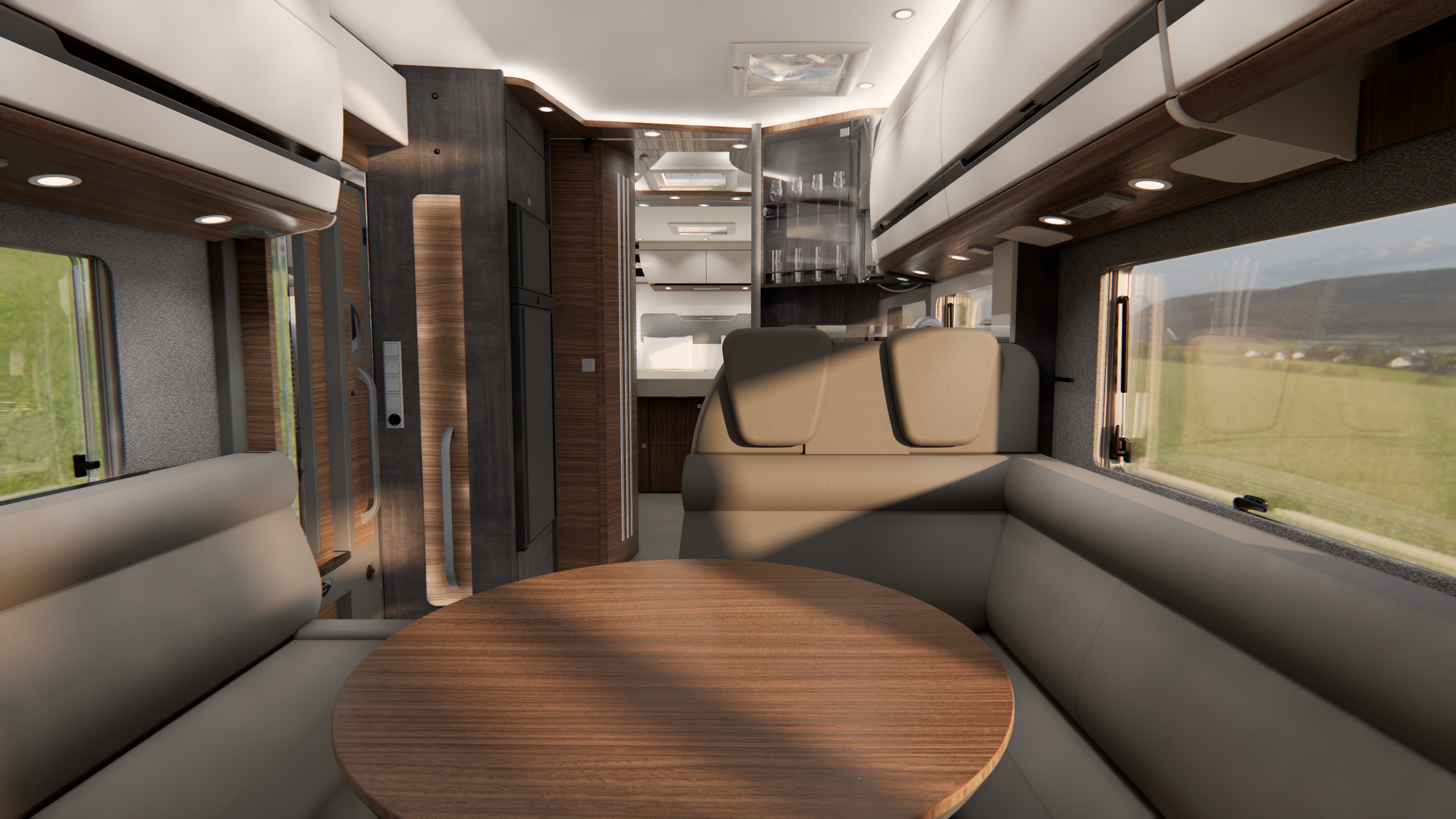 Moderner Wohnmobil-Innenraum mit einem runden Holztisch, beigen gepolsterten Sitzgelegenheiten, Hängeschränken und großen Fenstern, die einen malerischen Blick ins Freie bieten. Im Hintergrund ist der Küchenbereich mit Regalen und Küchengeräten zu sehen.