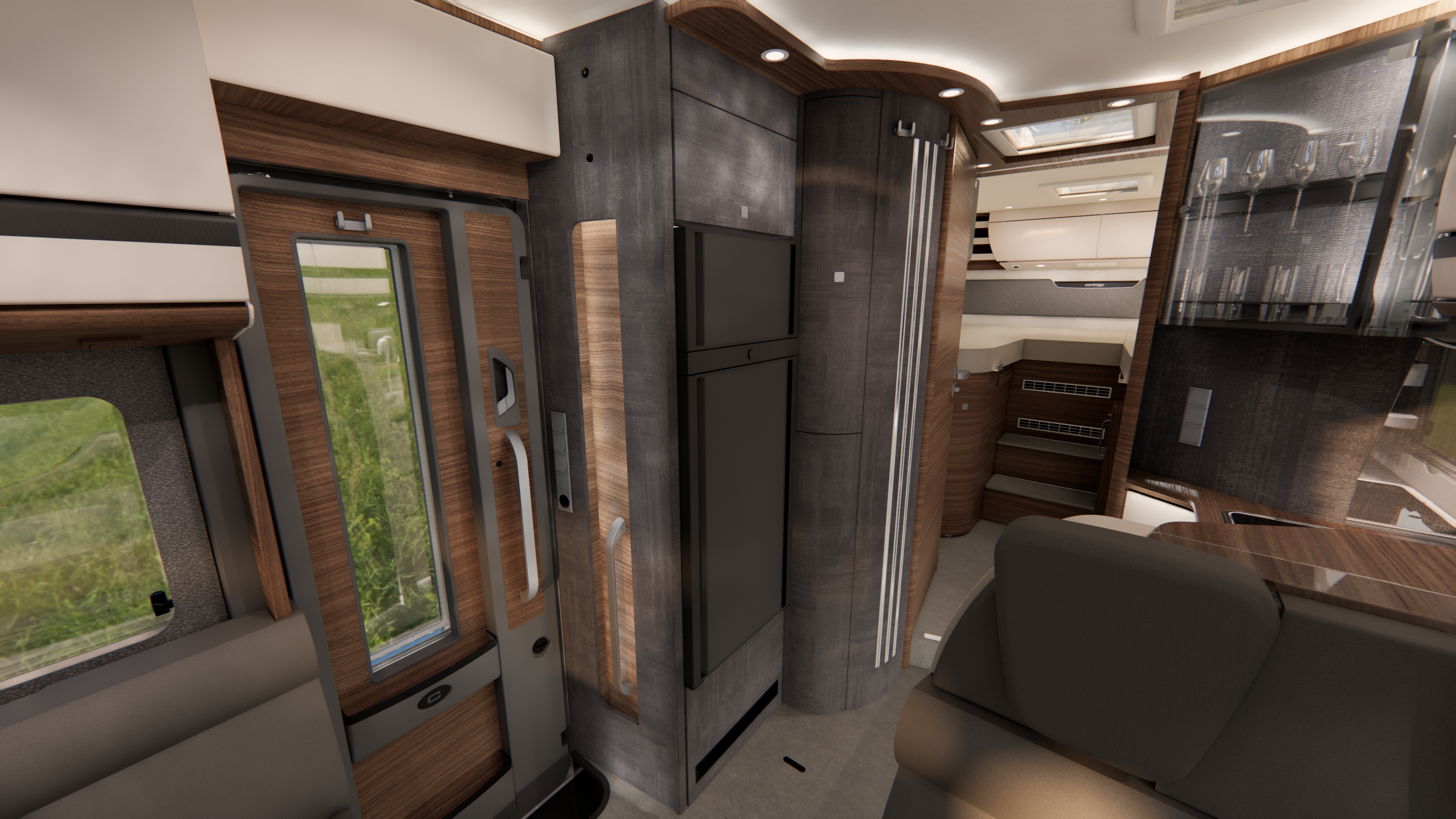 Moderner Wohnmobil-Innenraum mit Holz und dunklen Verkleidungen, einem Fenster mit Blick ins Grüne, einem Sofa, Einbauschränken, Stauraum an der Decke sowie einem Schlafbereich mit Regalen und Beleuchtung im Hintergrund.