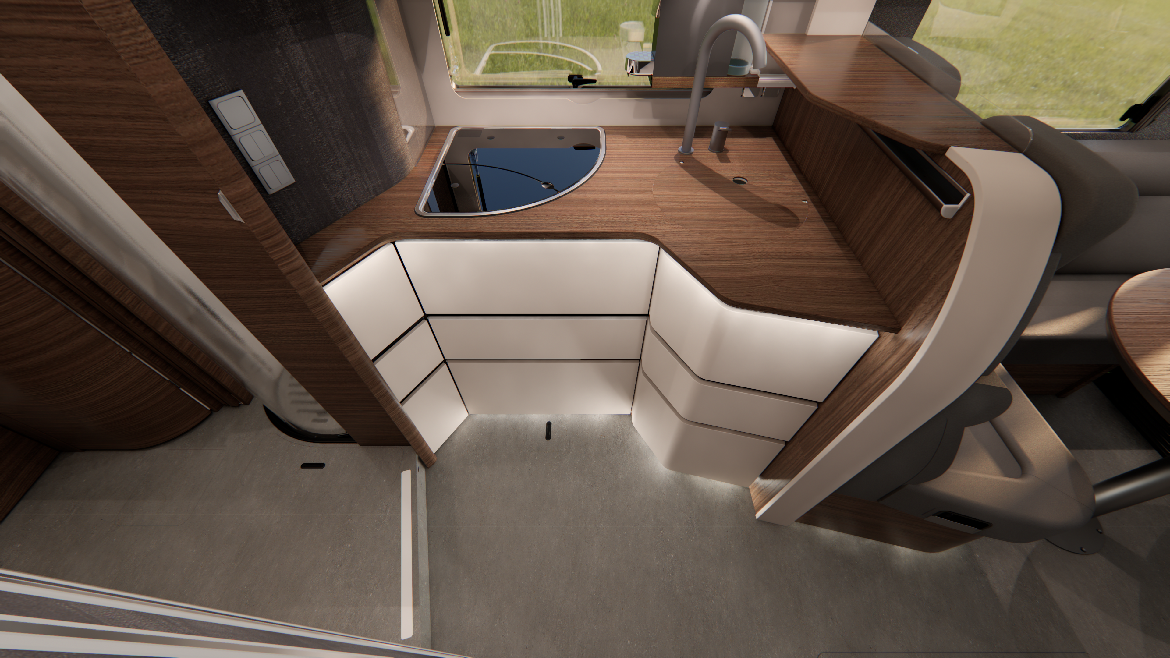 Moderne Wohnmobilküche mit Holzschränken, eingebauter Spüle, LED-Beleuchtung unter den Schränken und einer Sitzecke, die rechts zu sehen ist. Große Fenster sorgen für Tageslicht.