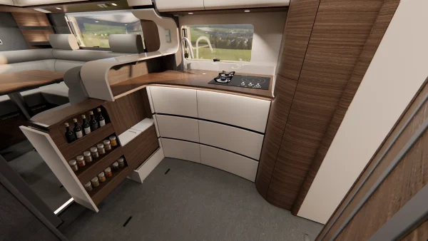 Moderne Wohnmobilküche in einem Carthago Liner for Two mit geschwungenen Schränken, Einbaukocher, Spüle und einer ausziehbaren Vorratsschublade, gefüllt mit Gewürzen und Gläsern. Ein Fenster über der Spüle bietet einen malerischen Blick ins Freie. Die Oberflächen sind aus Holz und in Weiß gehalten.
