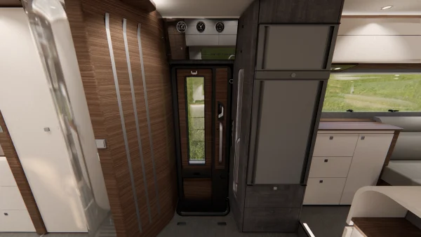 Moderner Wohnmobil-Innenraum mit einer schwarz gerahmten Glastür, Holzvertäfelung auf der linken Seite, grauen Schränken auf der rechten Seite und weißen Schränken im Hintergrund, wobei durch das Fenster der Tür grünes Gras zu sehen ist – ein charakteristisches Merkmal des Carthago Liner for Two.