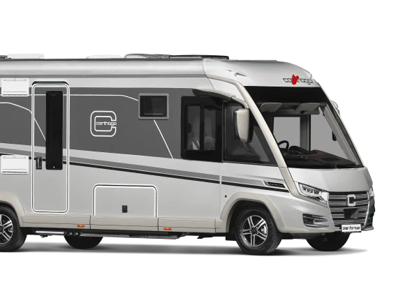 Ein silber-graues Carthago Liner for Two-Wohnmobil mit großen Fenstern, schwarz-weißen Akzenten und einem Carthago-Logo an der Vorderseite, geparkt vor einem weißen Hintergrund.