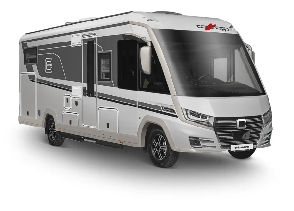 Ein modernes, silber-graues Wohnmobil der Carthago Chic E-Line mit schwarzen Akzenten, großen Seitenfenstern und einer Frontfahrerkabine, geparkt vor einem weißen Hintergrund.
