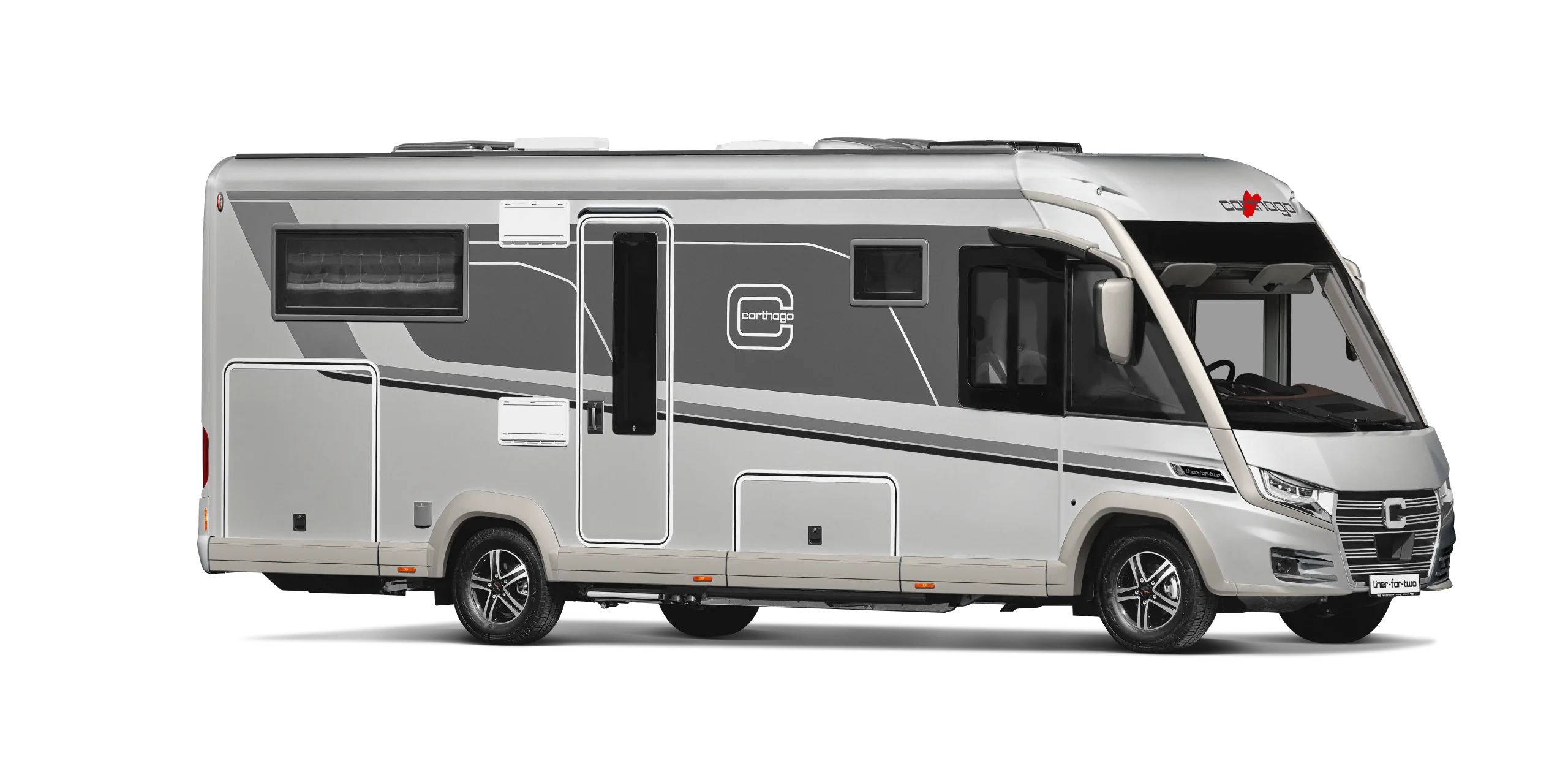 Ein modernes, silber-graues „Carthago Liner for Two“-Wohnmobil mit großen Fenstern, einer Seitentür und stilvoller Außenbeklebung, geparkt vor einem weißen Hintergrund.