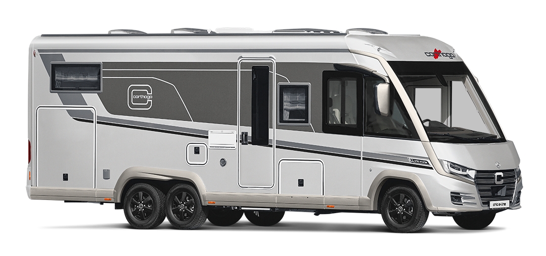 Ein großes, modernes Wohnmobil vom Typ Carthago Chic E-Line in Silber mit schwarzen Akzenten und getönten Scheiben, von der Seite vor weißem Hintergrund abgebildet.